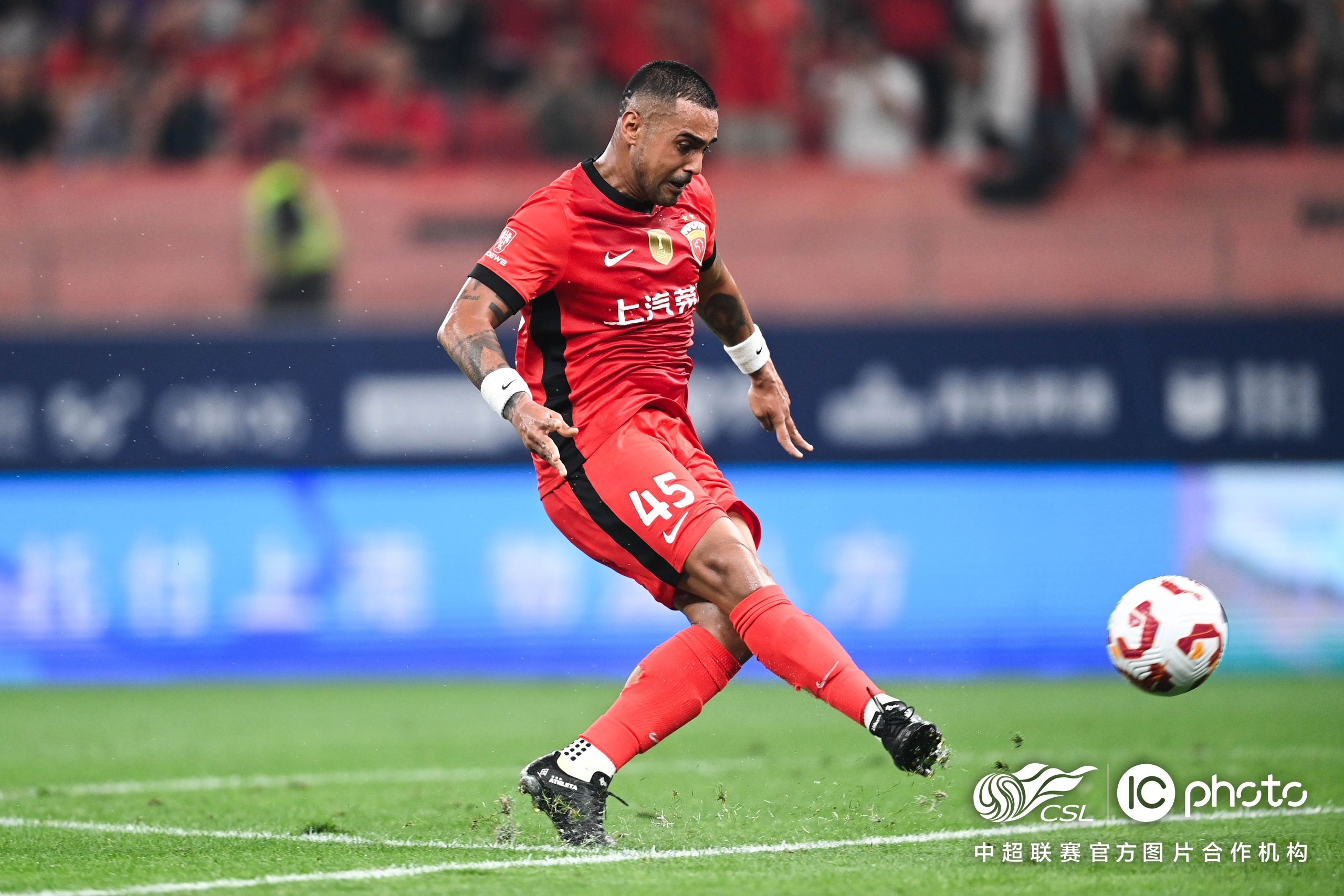 上海久事迎中超关键赛，冲刺阶段防线松动，引发热议，身体对抗强度拉满的简单介绍